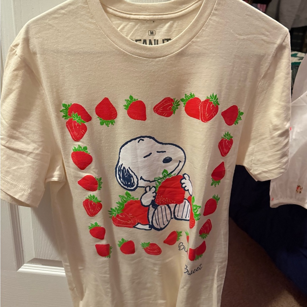 Ripple Junction Cream and Red Snoopy Character Tee